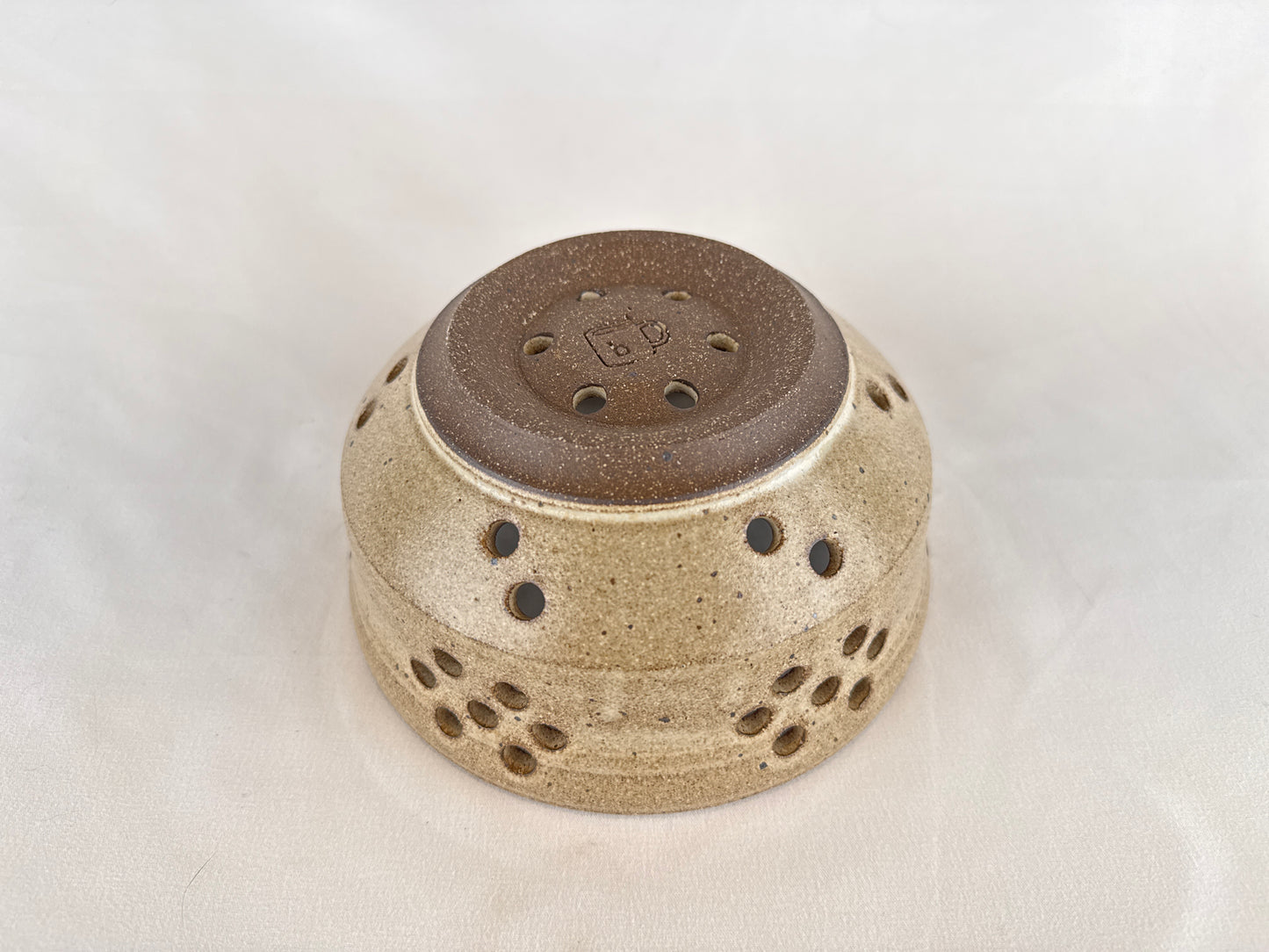 Eggshell White Berry Bowl / Colander