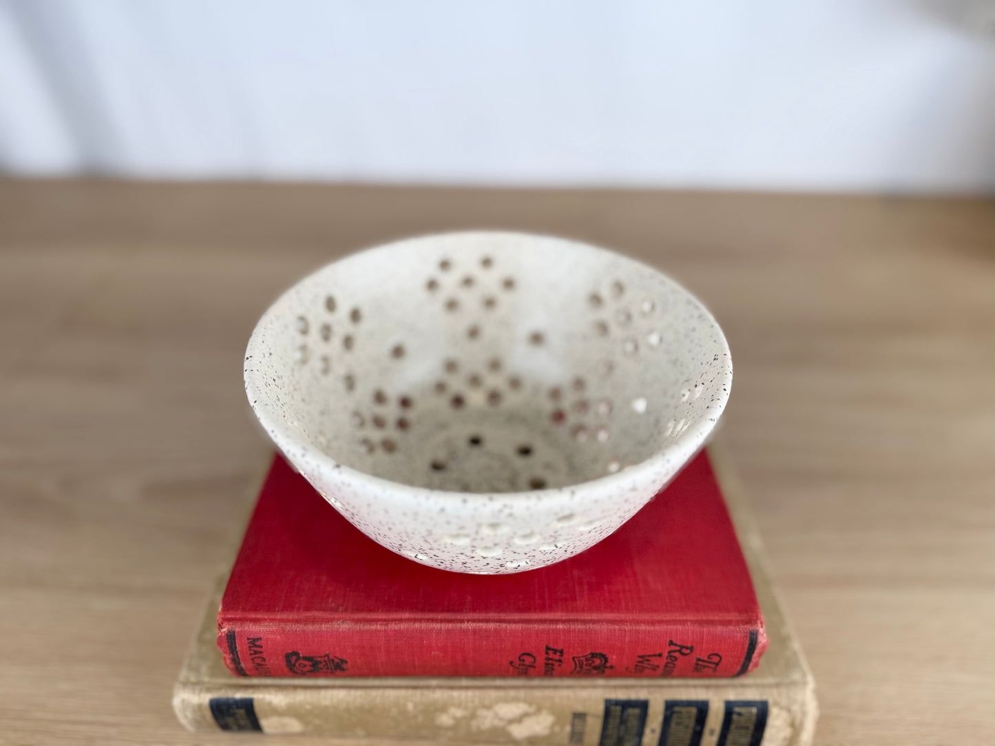 Berry Bowl / Colander, White