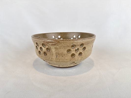 Eggshell White Berry Bowl / Colander